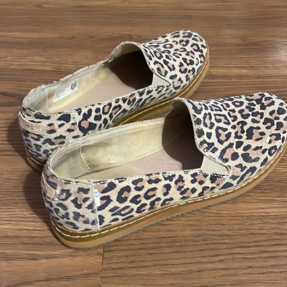 TOMS leopard print slide-on platform flats/sneakers - Picture 2 of 12